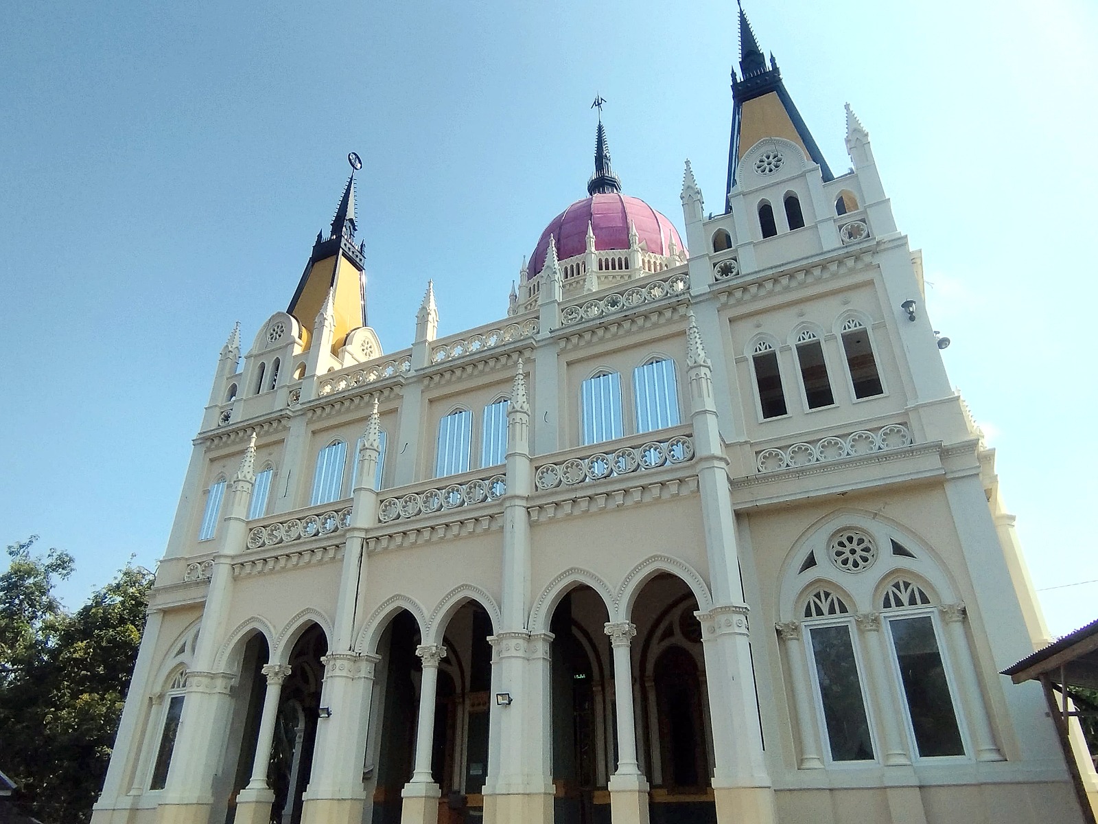 UNIK: Bangunan megah Masjid Baiturrohman Dukuh Kedungpanjang, Desa Soneyan bergaya Eropa langgam gotik.