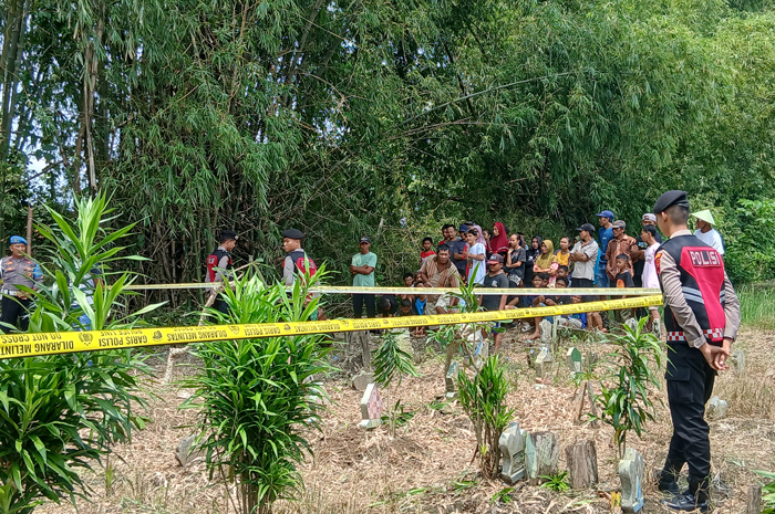 RAMAI: Masyarakat antusias mengerumuni proses pembongkaran makam korban peracunan.