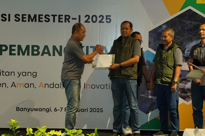 SELAMAT: PLN UIK Tanjung Jati B menerima penghargaan juara III kinerja keandalan terbaik PLTU Jawa-Bali belum lama ini.