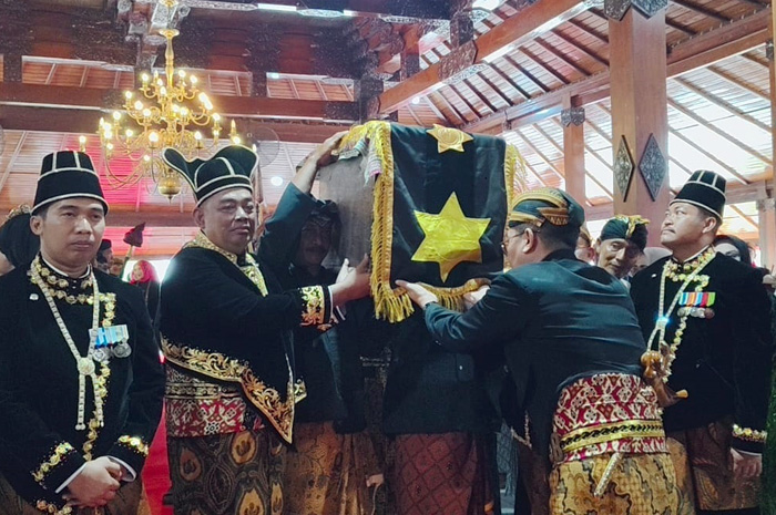 SERAHKAN GROBOG: Bupati Grobogan Setyo Hadi dan Wakil Bupati Grobogan Sugeng Prasetyo menyerahkan kotak Grobog ke asisten satu Sekda Grobogan menandai perpindahan ibu kota dari Grobogan ke Purwodadi.