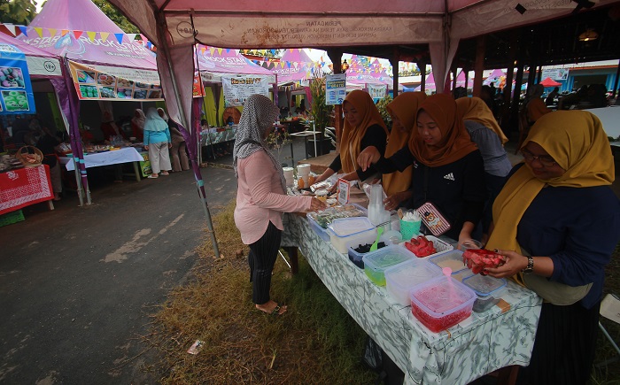 RAMAI: Pengunjung berbelanja di pasar sore yang buka di area Rest Area Ngetuk Garden Desa Ngabul.