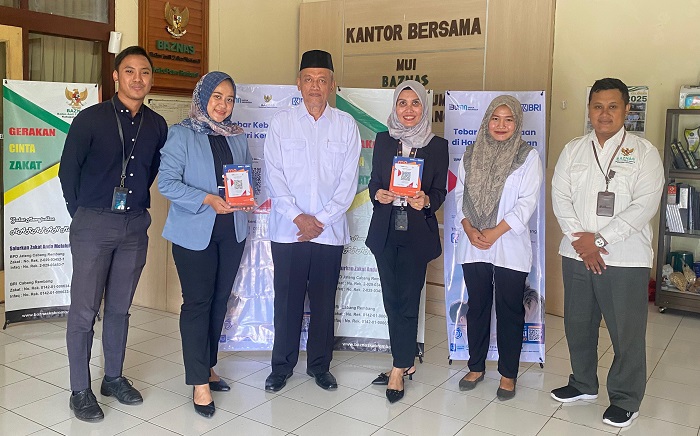 PARTISIPASI: Manajer Dana dan Transaksi, Sri Erlina Lestari dan tim menyerahkan Qris kepada kepala Baznas Ali Anshory di kantor Baznas Rembang Senin lalu (3/3).