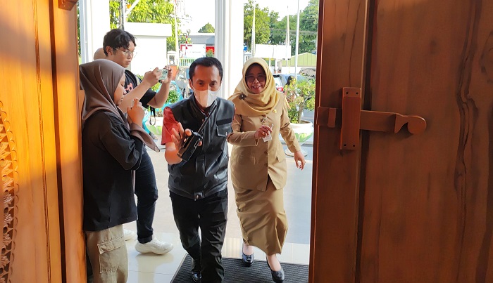 RUGIKAN NEGARA: Kadinas Disnaker Rini Kartika Hadi (kanan) saat menjalani pemeriksaan di Kantor Kejari Kudus Agustus 2024 lalu.