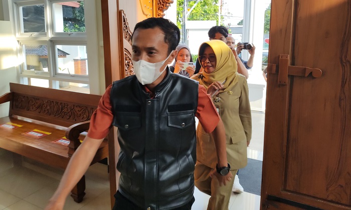 RUGIKAN NEGARA: Kadinas Disnaker Rini Kartika Hadi (kanan) saat menjalani pemeriksaan di Kantor Kejari Kudus Agustus 2024 lalu.