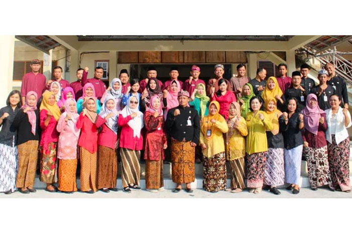 KOMPAK: Seluruh jajaran guru SMAN 1 Purwodadi saat memakai pakaian adat.