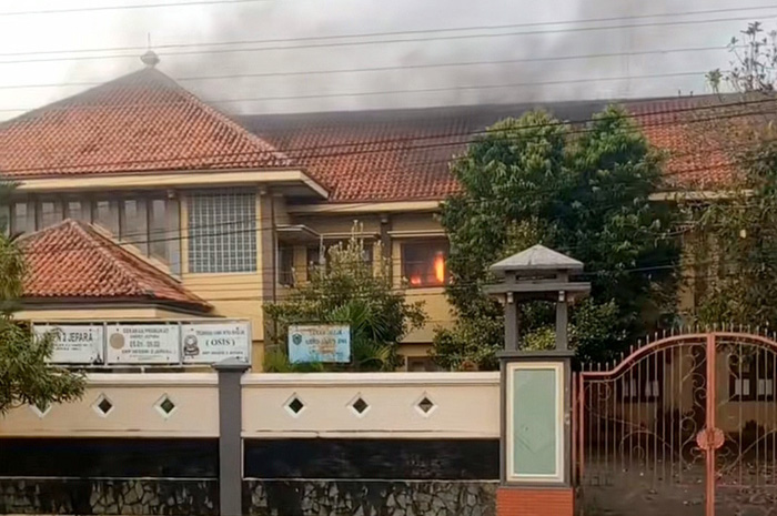 SEPI: Kondisi kobaran api di dalam ruang multimedia kemarin.