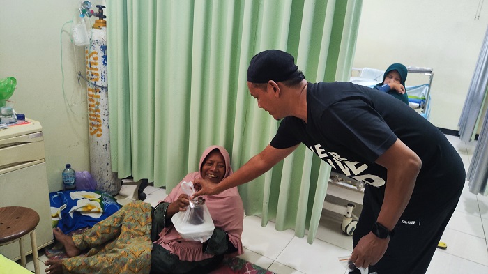 BAGI TAKJIL: Pegawai RSUD dr. Loekmono Hadi Kudus bagi-bagi takjil untuk penunggu pasien.