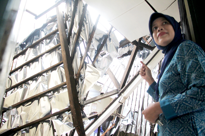 ATAP SEKOLAH AMBROL: Ruangan kelas lima SDN 2 Purwosari Kudus mengalami kerusakan parah dan tidak dapat dipakai untuk kegiatan belajar.