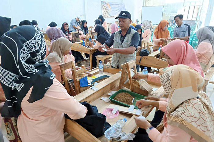 BERDAYAKAN: Karyawan pabrik rokok diberi pelatihan melinting baru-baru ini.