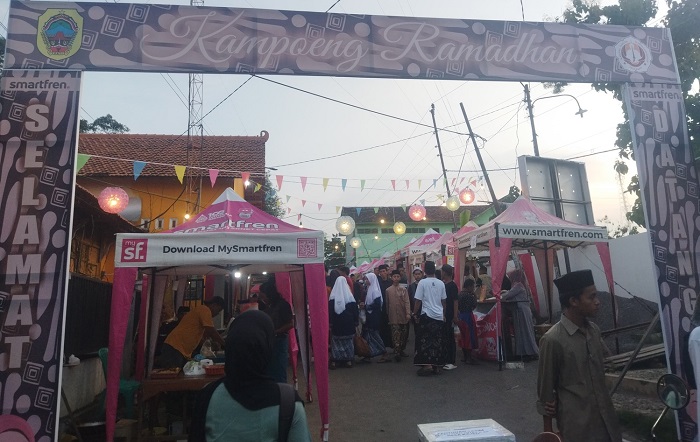 KULINERAN: Masyarakat meramaikan Kampung Ramadan di Desa Kajen, Margoyoso kemarin.