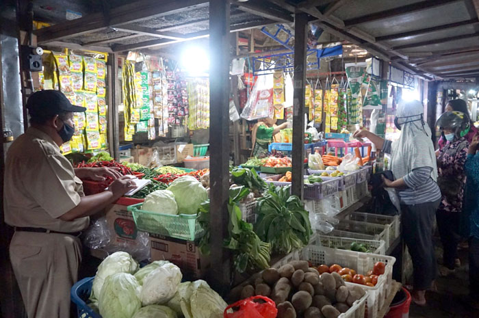 TETAP RAMAI: Suasana jual beli di dalam Pasar Puri Baru, Pati, ramai pada awal bulan Puasa ini.