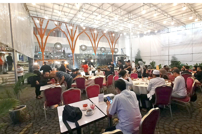 BUKA BERSAMA: Tamu Hotel @HOM menikmati hidangan buka bersama dengan menyantap beragam menu yang disajikan.