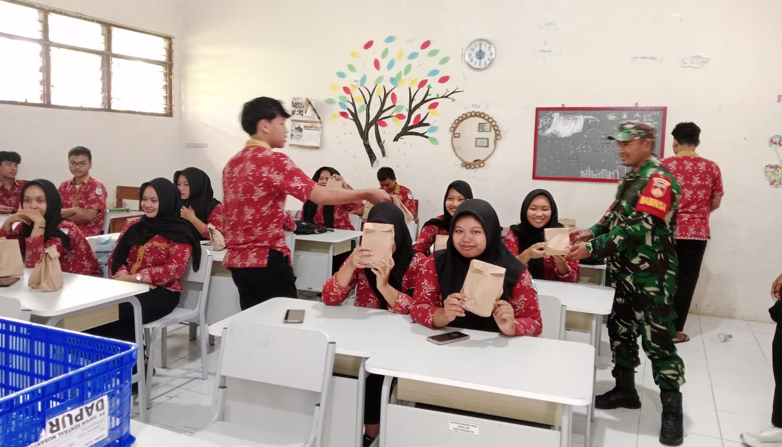 MBG: Sejumlah siswa SMPN 1 Grobogan saat melangsungkan program Makan Bergizi Gratis.