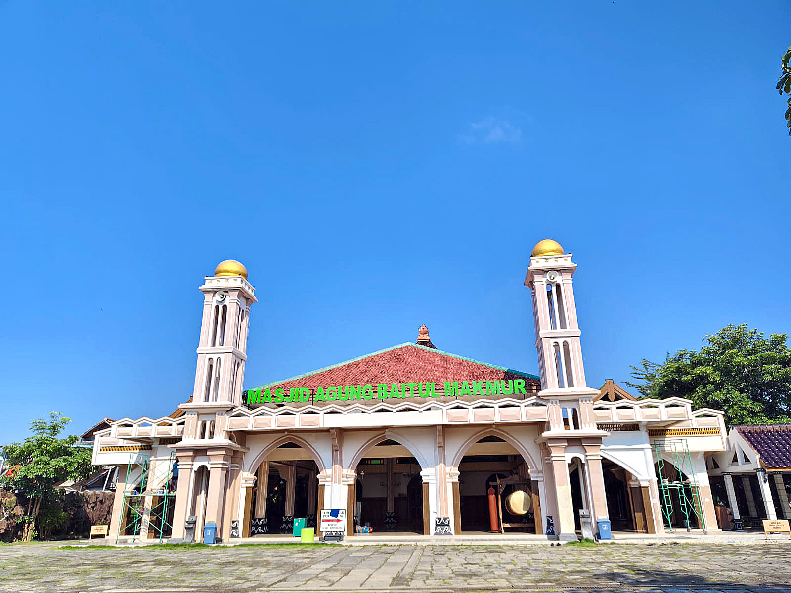 MEGAH: Bangunan Masjid besar Baitul Makmur Purwdodadi tampak megah dengan dua menara di sebelah Alun-alun Purwodadi.
