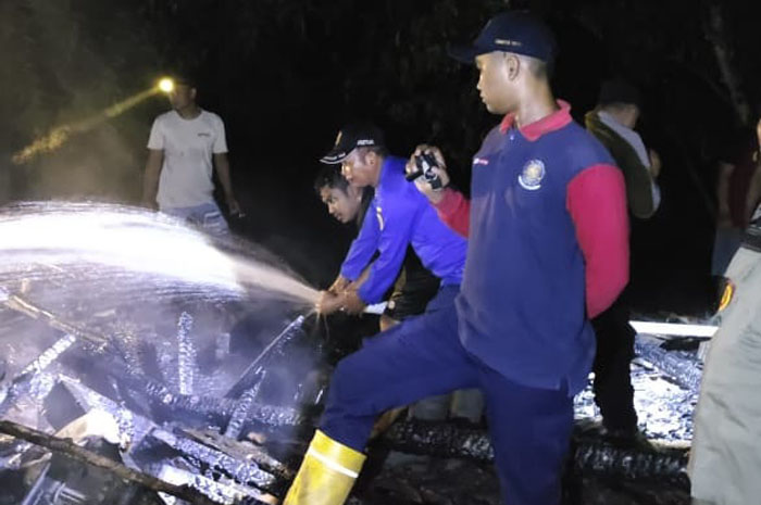 TAK TERSELAMATKAN: Kondisi rumah berdinding kayu yang terbakar di Desa Lumbungmas, Pucakwangi, Pati, rata dengan tanah.