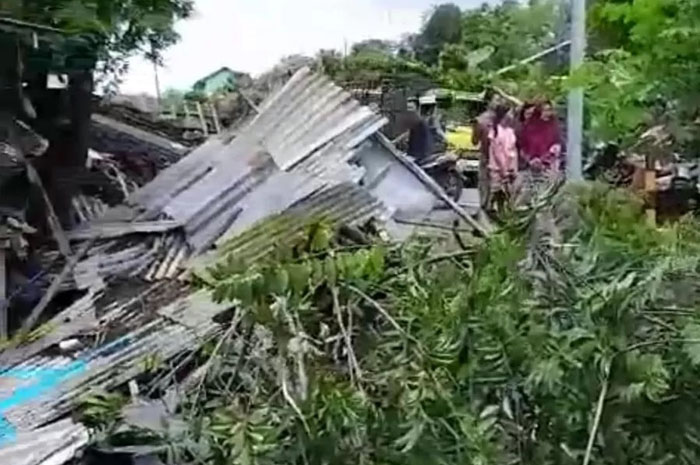 Kondisi toko onderdil bekas di Giritontro Wonogiri setelah ditabrak mobil pick up, Kamis (6/3/2025).
