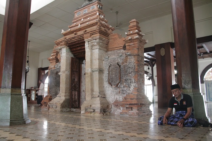 BERIBADAH: Pengunjung Menara Kudus melakukan ibadah salat di dalam Masjid Al Aqsha dekat dengan gapura yang ada didalam masjid.