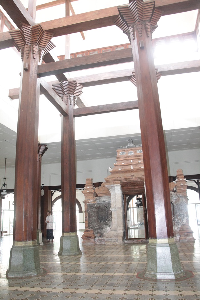 PENOPANG: Empat Soko utama berukuran besar berdiri kokoh menopang atap Masjid Al Aqsha yang berbentuk Limasan.