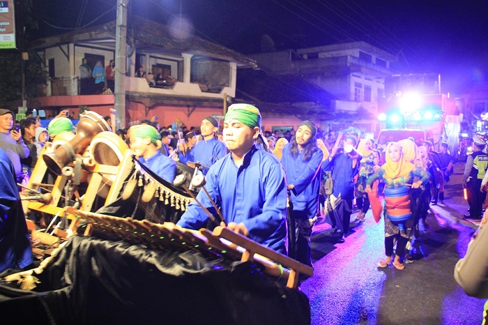 TRADISIONAL: Suasana kemeriahan penampilan peserta thong-thonglek saat keliling dan melintasi jalan Kartini. Di tahun 2025 pun dikembalikan tradisional dan keliling.