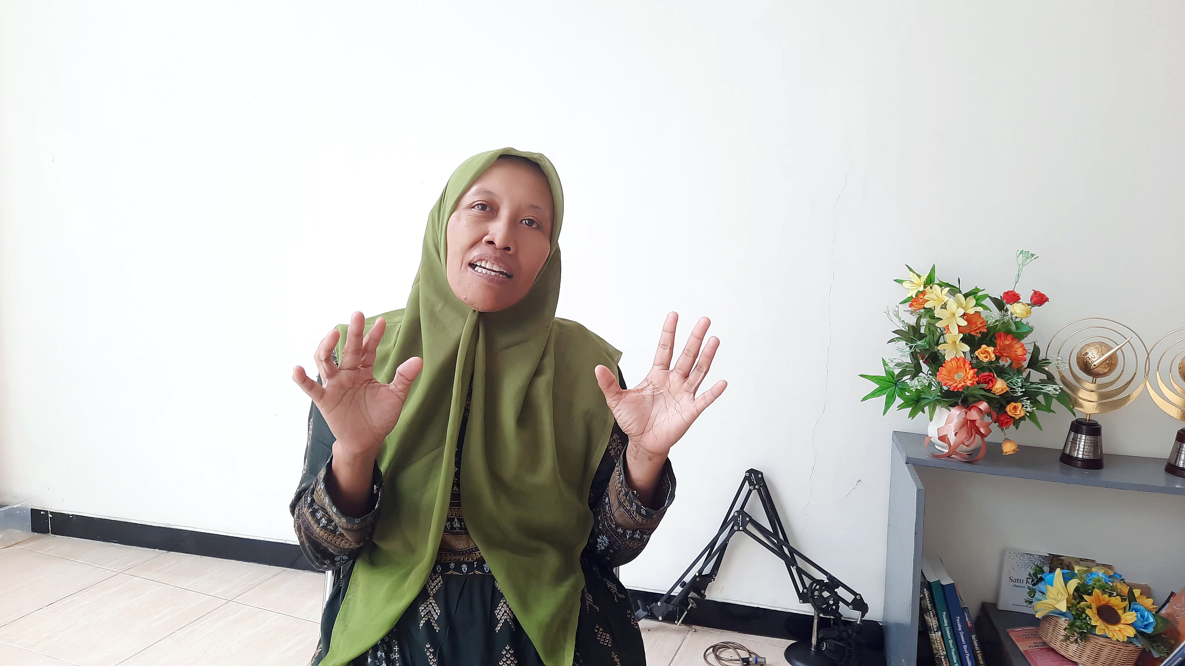 SEDERHANA: Farida Susanti seorang mualaf saat bercerita pengalamannya yang datang ke kantor Jawa Pos Radar Kudus.