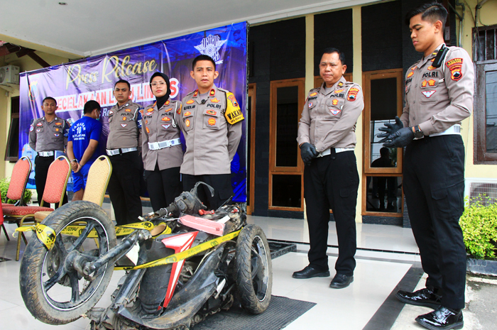REMUK: Wakapolres bersama Kasatlantas menunjukan kondisi kendaraan Yamaha Mio yang digunakan korban pasutri hingga meninggal. Satu sisi saat minta keterangan tersangka, Jumat (7/3).
