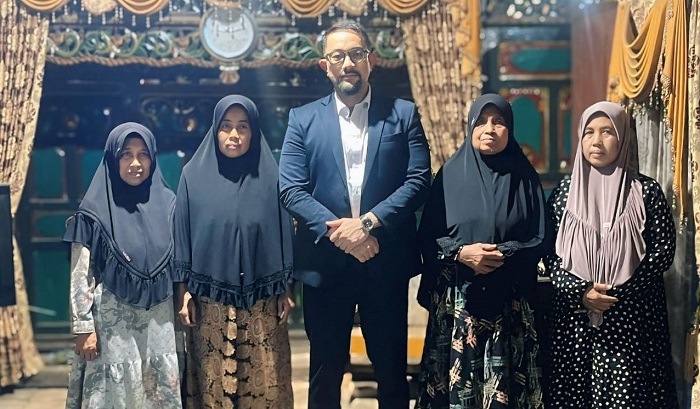 BERIKAN PENDAMPINGAN &ndash; Pengacara korban, T Djohansyah bersama korban dugaan penipuan.