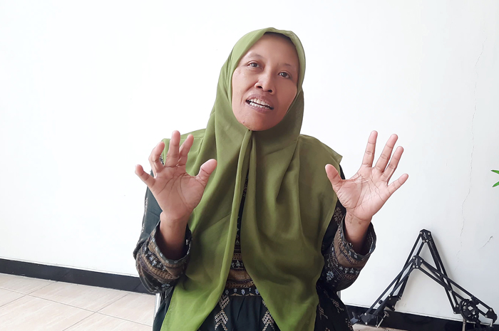 SEDERHANA: Farida Susanti seorang mualaf saat bercerita pengalamannya yang datang ke kantor Jawa Pos Radar Kudus.