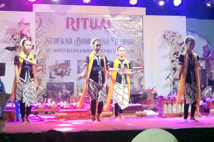 PENTAS: Penari desa setempat yang mementaskan tarian sebagai ritual yang dipercaya dapat menghindarkan dari bencana, belum lama ini.
