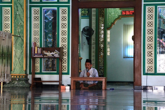 MENGAJI: orang sedang mengaji di dalam Masjid Al-Ishlah, Kragan.