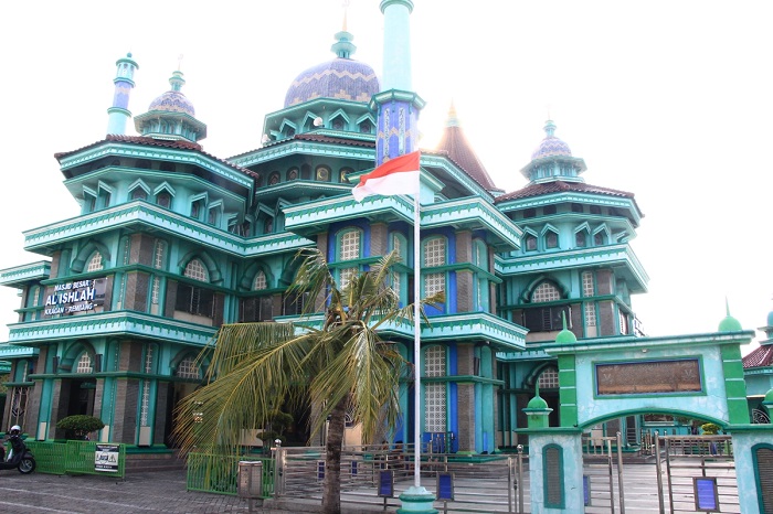 MEGAH: Bentuk unik Masjid Al-Ishlah, Kragan, arsitekturnya memadukan arsitektur Cina dan Jawa.