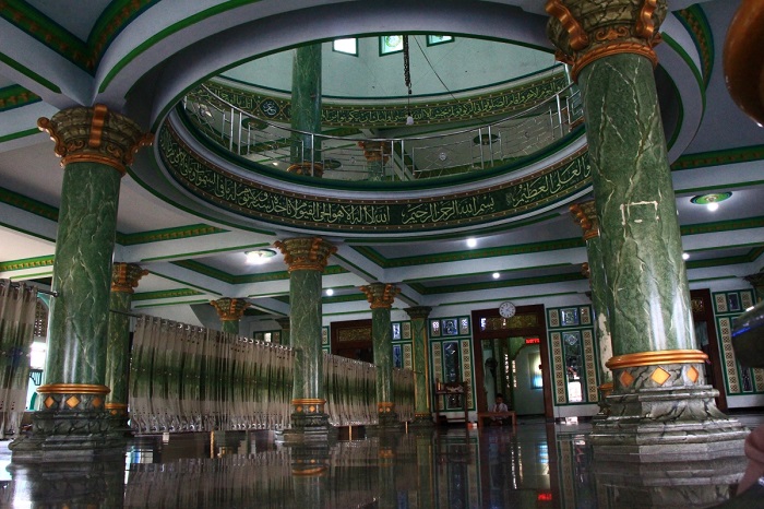 MEGAH: Bagian dalam Masjid Al-Ishlah, Kragan.