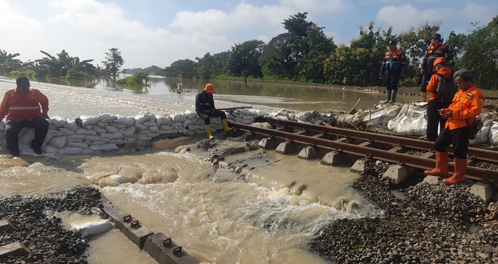 BANJIR: Kondisi jalur KA antara Stasiun Gubug-Stasiun Karangjati jebol kembali.