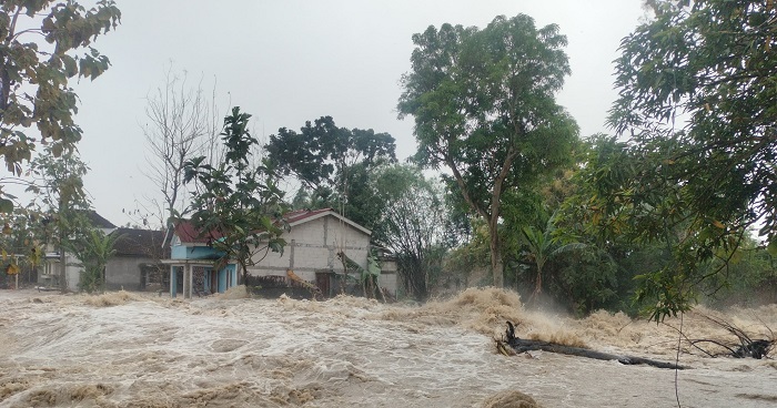 JEBOL LAGI &ndash; Tanggul Sungai di Desa Baturagung, Kecamatan Gubug jebol kembali usai ada luapan banjir sungai Tuntang, kemarin.