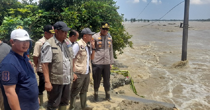 MENINJAU: Forkompimda Grobogan saat melakukan peninjauan lokasi banjir di Dusun Mintreng Desa Baturagung Kecamatan Gubug.