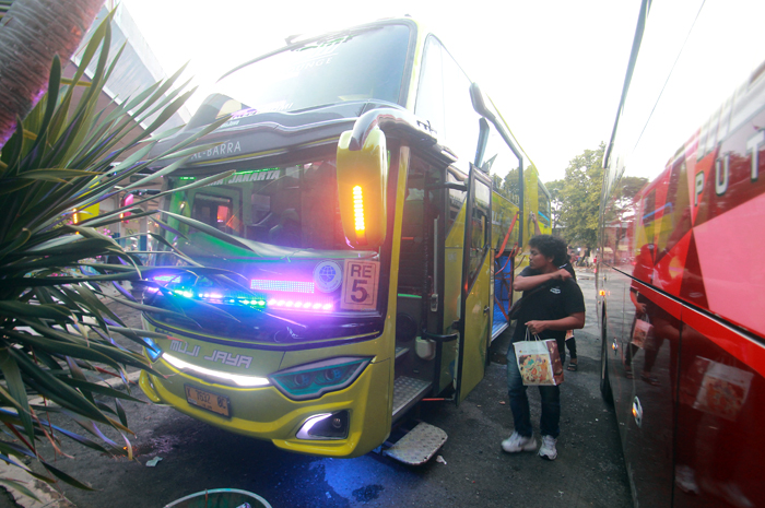BALIK: Sejumlah calon penumpang hendak naik bus di Terminal Kota Jepara beberapa waktu lalu.