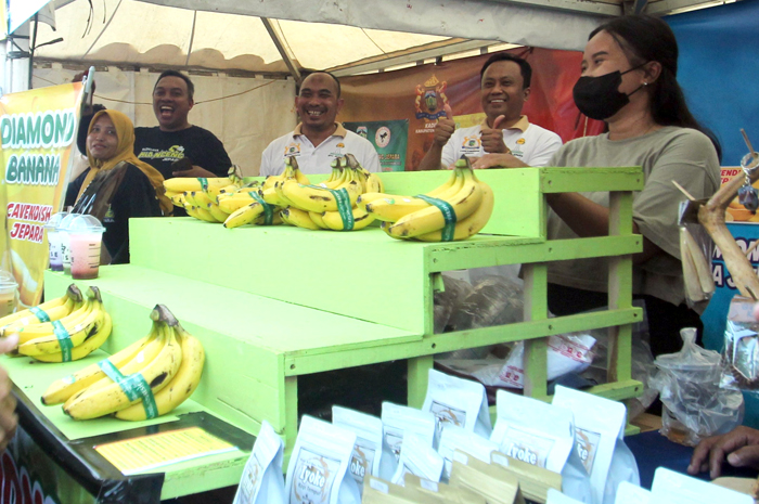 PENDAMPINGAN: Pelaku UMKM memasarkan produknya dalam sebuah bazar yang digelar di Jalan Kartini beberapa waktu lalu.