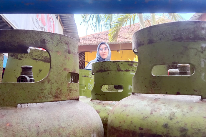 NUMPUK: Warga hendak membeli tabung gas elpiji di salah satu warung di Kecamatan Wedarijaksa belum lama ini.