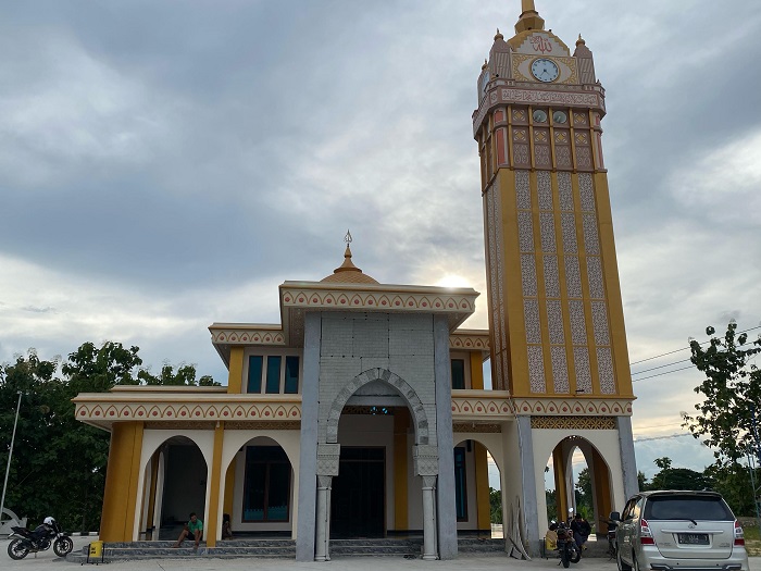 BANGUNAN: Masjid Baitul Makmur yang dibangun di pinggir jalan Purwodadi Blora Desa Trembulrejo, Ngawen