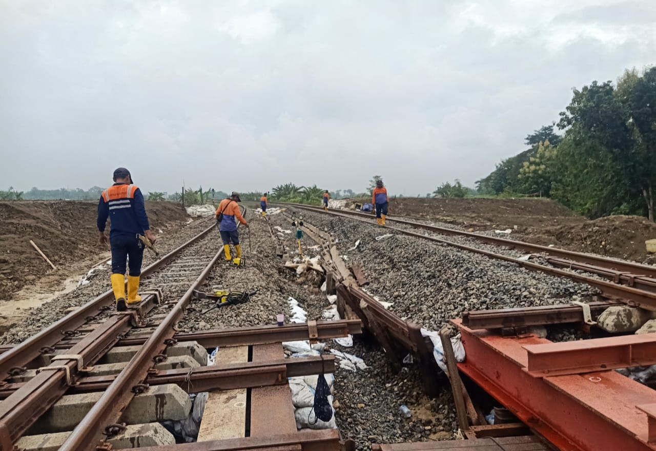 MENGECEK: Petugas pemantau saat mengecek bantalan rel di petak antara Stasiun Gubug-Karangjati.