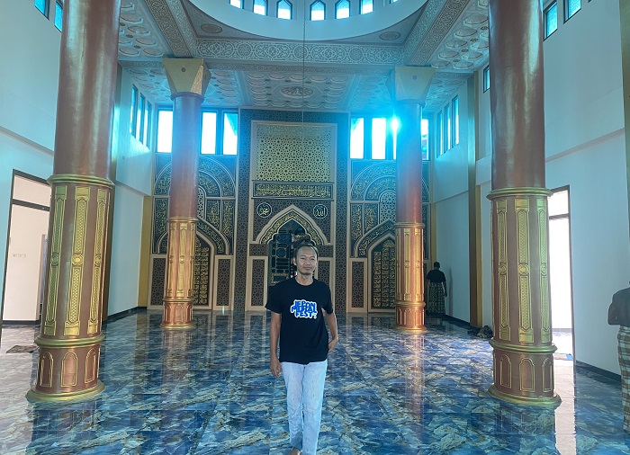 BANGUNAN: Bagian dalam Masjid Baitul Makmur yang dibangun di pinggir jalan Purwodadi Blora Desa Trembulrejo, Ngawen