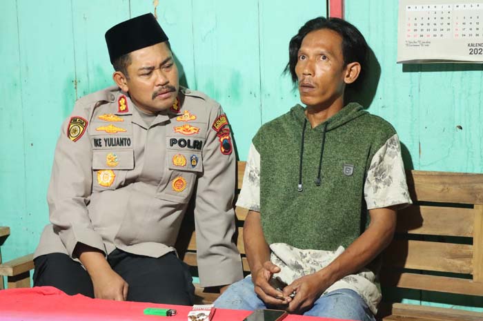 TEMUI KORBAN: Kapolres Grobogan AKBP Ike Yulianto Wicaksono menemui korban salah tangkap Kusyanto di rumahnya Desa Dimoro, Kecamatan Toroh ditemani Kades Dimoro dan warga sekitar.