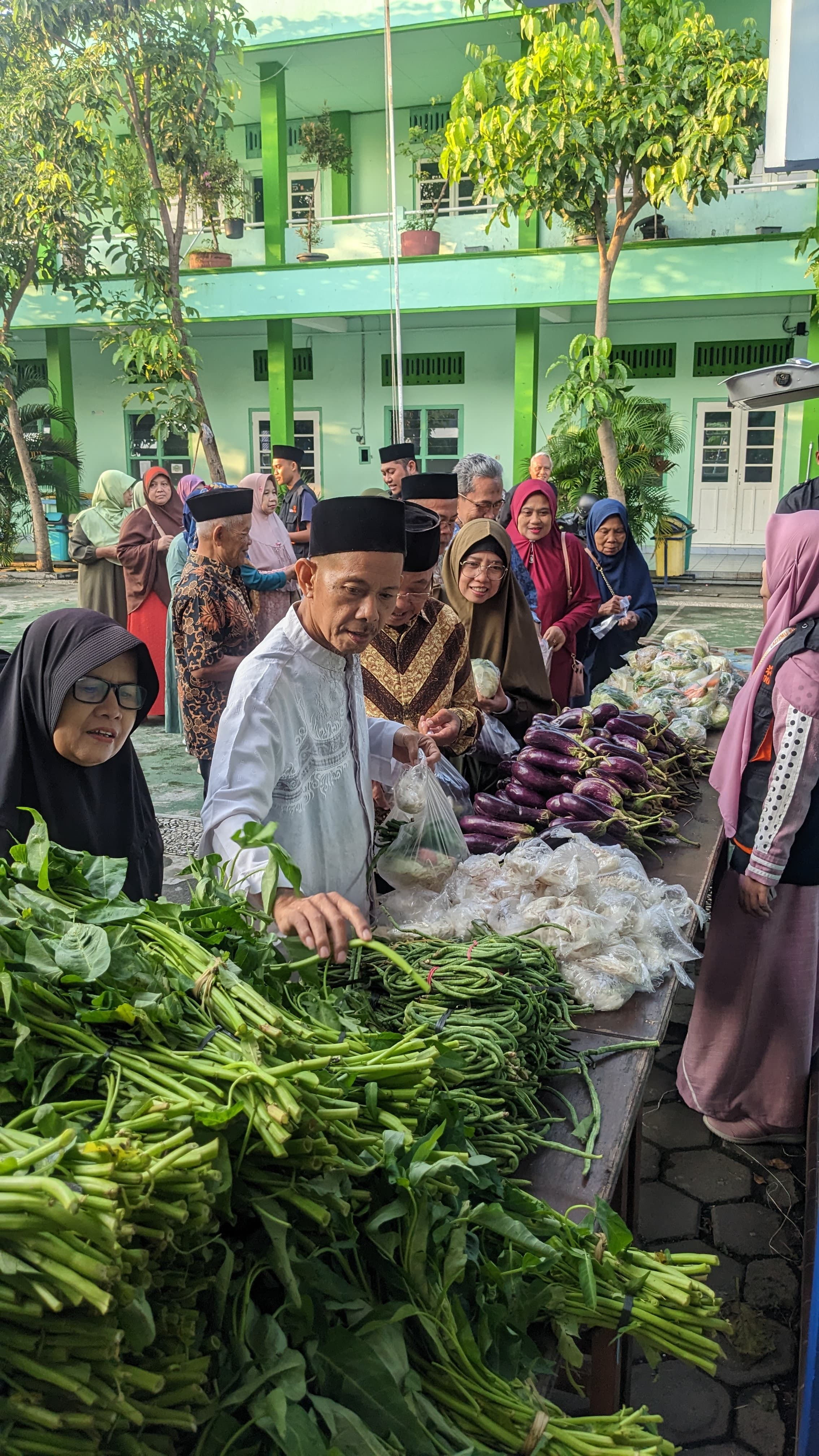 SAYUR GRATIS: Sejumlah jamaah pengajian Minggu pagi menerima sayur gratis yang dibagikan PDPM Kudus bersinergi dengan Lazismu Kudus pada Minggu, 9 Maret 2025.
