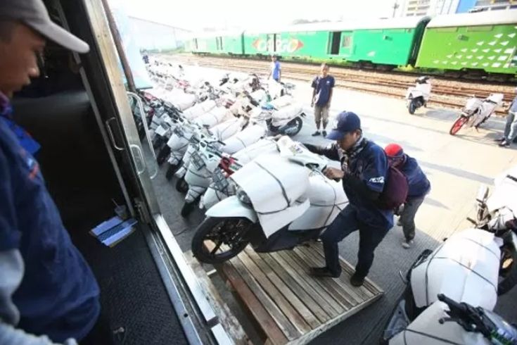 Ilustrasi pelaksanaan angkutan motor gratis untuk menyambut lebaran. (Foto: Miftahul Hayat/Jawa Pos)