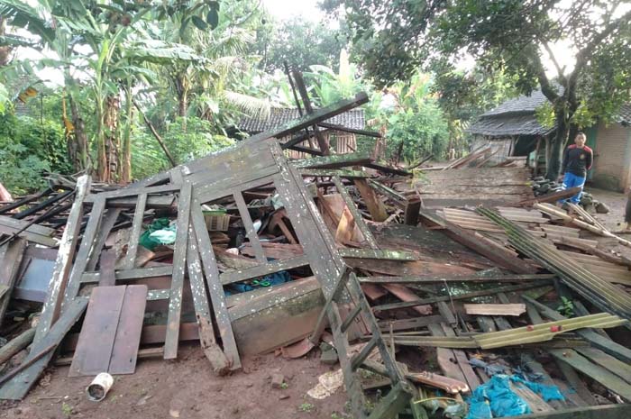 RATA DENGAN TANAH: Kondisi kediaman Sutikno, warga RT 3/RW 7 Desa Kancilan, Kembang yang rusak usai diterpa hujan deras serta angin kencang.