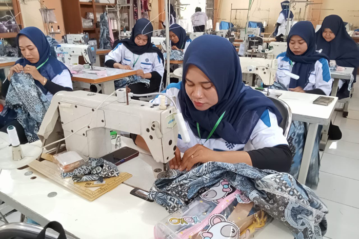SEMANGAT: Peserta pelatihan menjahit antusias mengikuti pelatihan kerja di Disnaker Blora baru-baru ini.