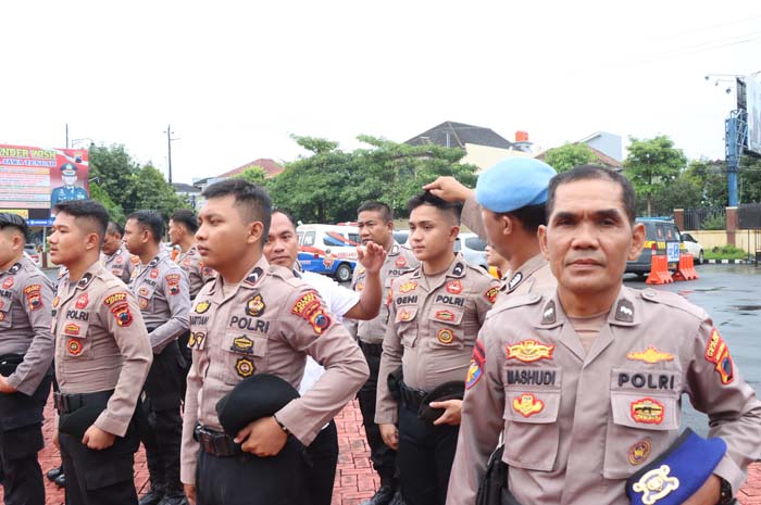 KEDISIPLINAN: Propam Polres Jepara menggelar kegiatan Gaktibplin&nbsp;di halaman Mapolres Jepara&nbsp;pada Senin (10/3).
