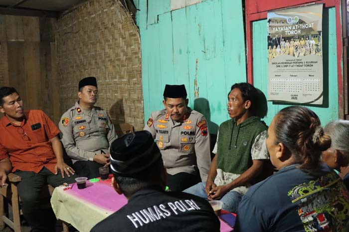 TEMUI KORBAN: Kapolres Grobogan AKBP Ike Yulianto Wicaksono menemui korban salah tangkap Kusyanto di rumahnya Desa Dimoro, Kecamatan Toroh ditemani Kades Dimoro dan warga sekitar.