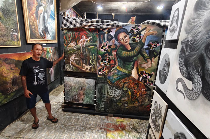PAMERAN PERDANA: M Alex Poedji Winarto bersama sejumlah lukisannya dalam pameran ANL Art Gallery di Jalan Banyuono I No 72 Jetis Purwodadi.