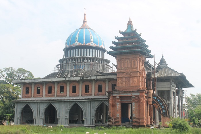 AKULTURASI: Bangunan Masjid Baiturrahman Desa Bugel Kecamatan Godong yang mengadopsi bentuk bangunan candi, menara, vihara dan kubah gedung putih.