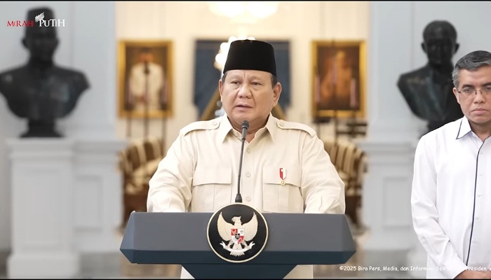 Presiden Prabowo saat memberikan keterangan pers tentang Bonus Hari Raya Idul Fitri bagi driver ojol serta terkait THR pekerja swasta dan BUMN (Foto : tangkapan layar Youtube Sekretariat Presiden)